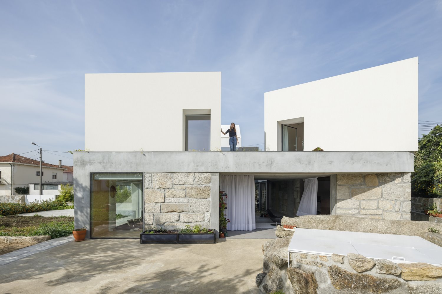 Casa en portugal de hormigon fachada blanca