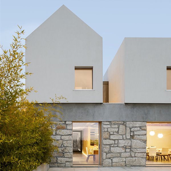 Una casa rural en Portugal reformada a partir del contraste de materiales