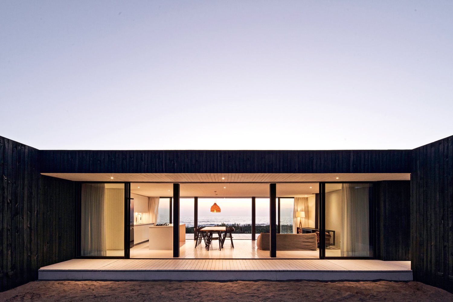 casa ss pablo saric cristian winckler fachada de cristal iluminada de noche foto cristóbal palma