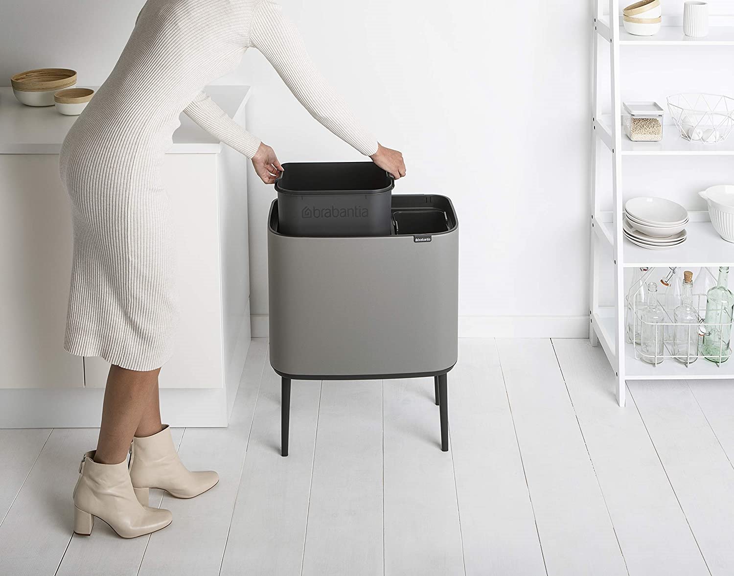 Contenedor de basura moderno en color gris