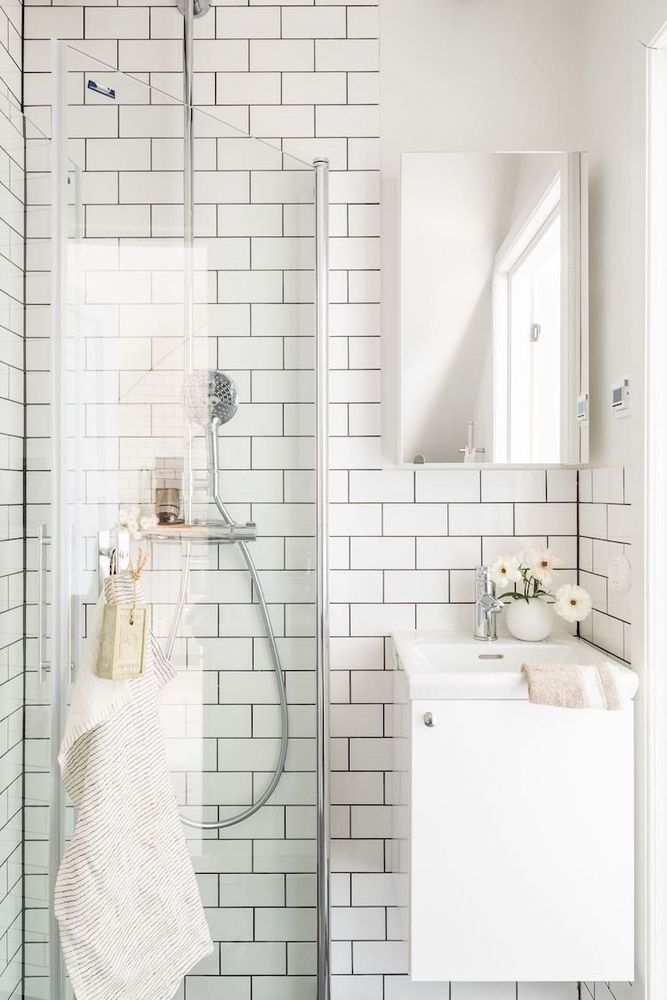 Mueble de baño moderno en color blanco con mampara de ducha