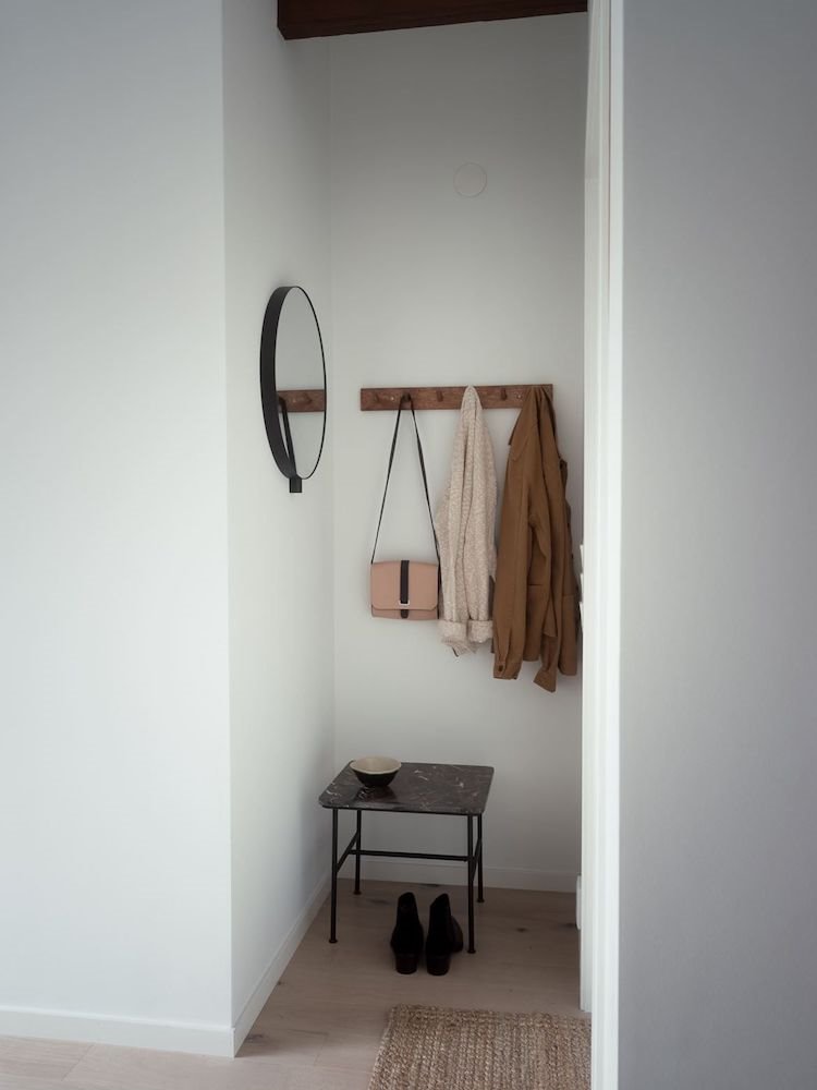 Pasillo con nicho colgador para la ropa