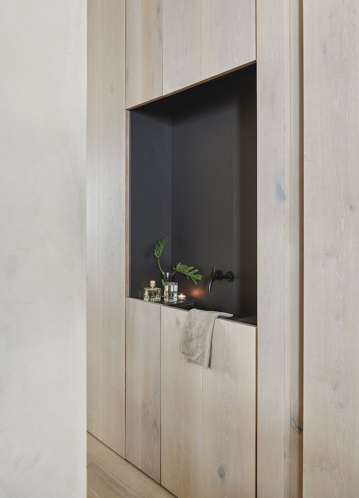 Pasillo de una casa moderna con un lavamanos.