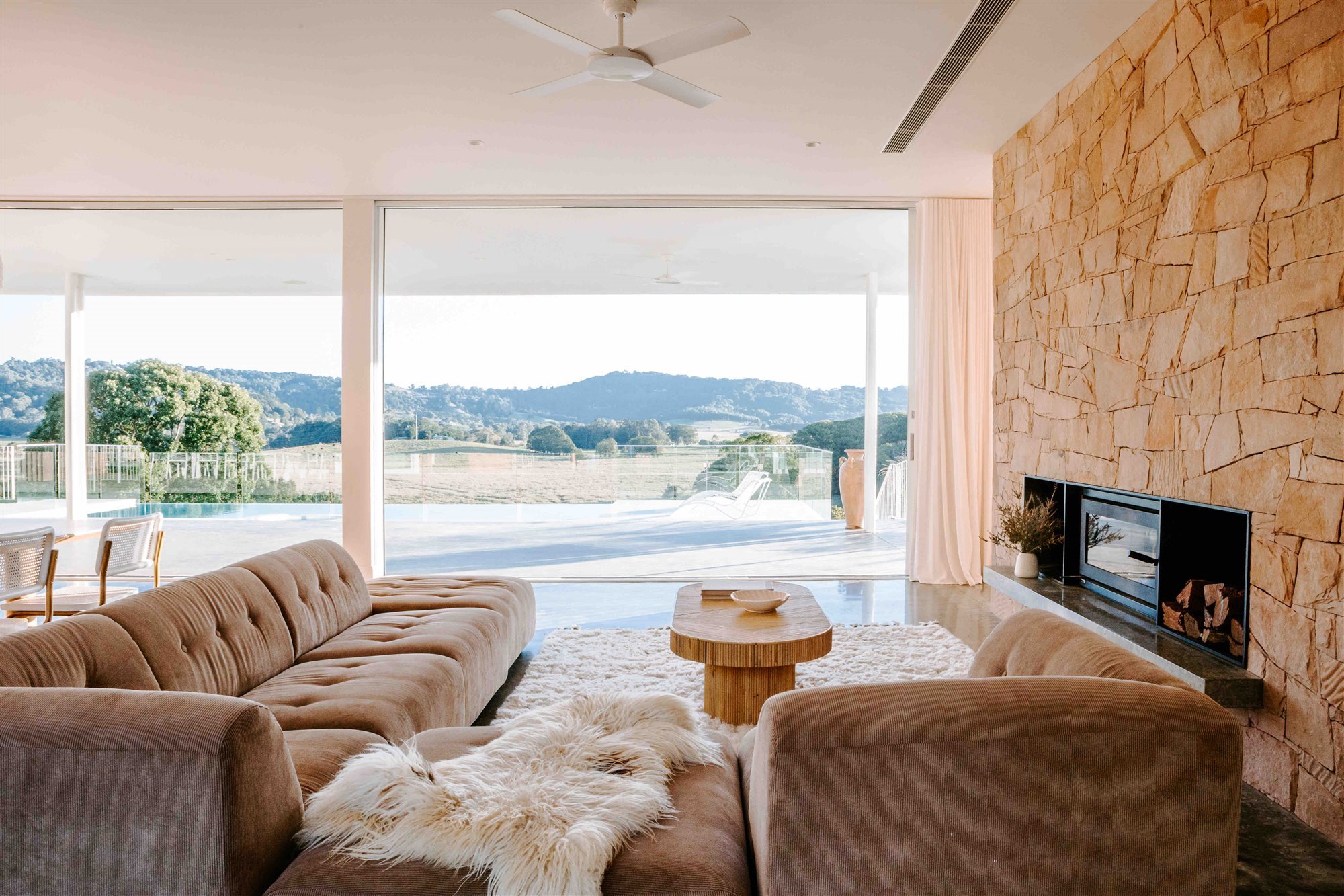 salón casa byron bay. Alojamiento en Airbnb  Arquitectura y Diseño (6)