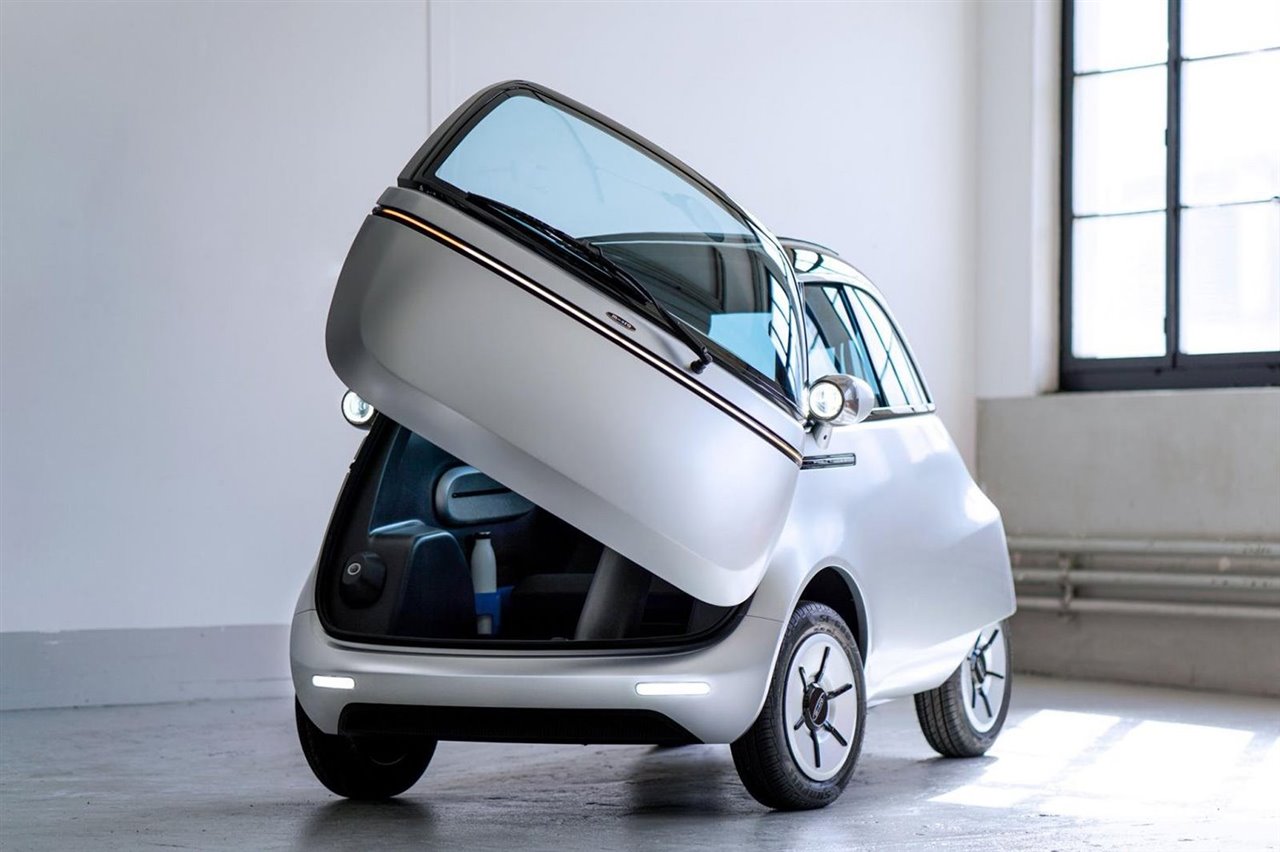 Como el Isetta en el que se inspira, el acceso se realiza por una puerta en la parte frontal del vehículo.