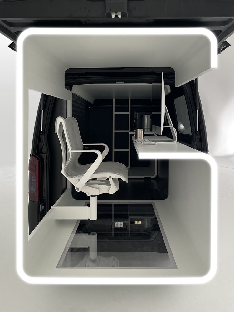 El espacio de trabajo es una estructura que incorpora la silla ergonómica y la mesa.