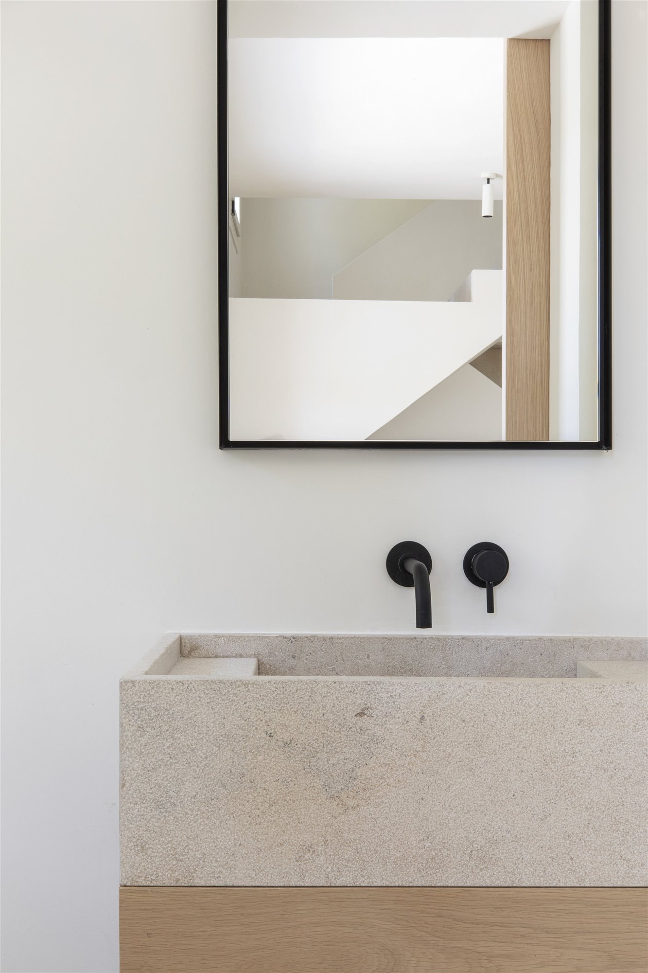 reforma mn angel martin lavabo y espejo a medida. lavabo piedra crema marfil. griferia iconico