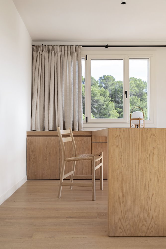 reforma mn angel martin silla carl hansen CH47 en roble, lampara sobre mesa cestita de Santa & Cole