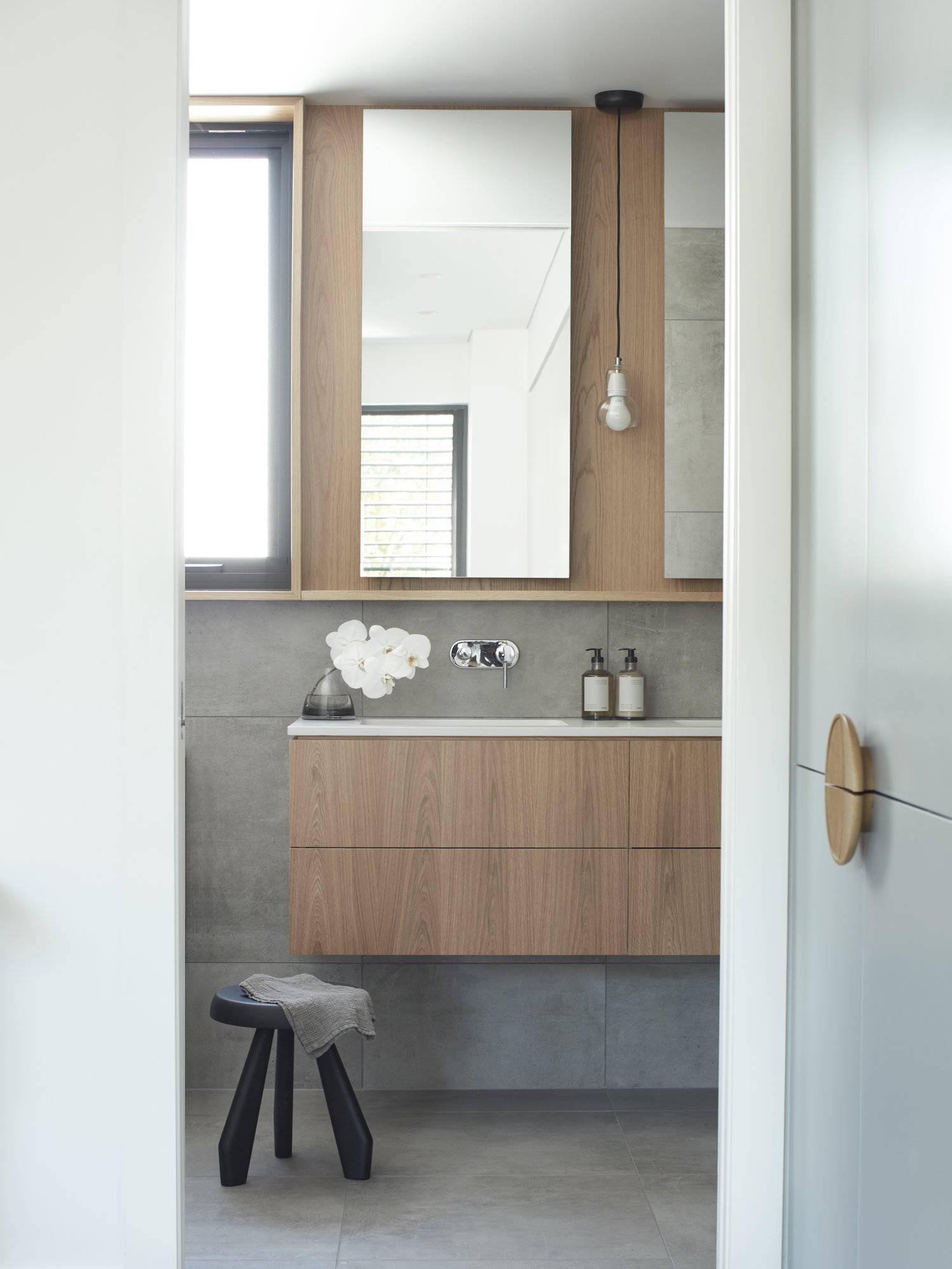 Casa moderna con paredes de ladrillo en Australia baño