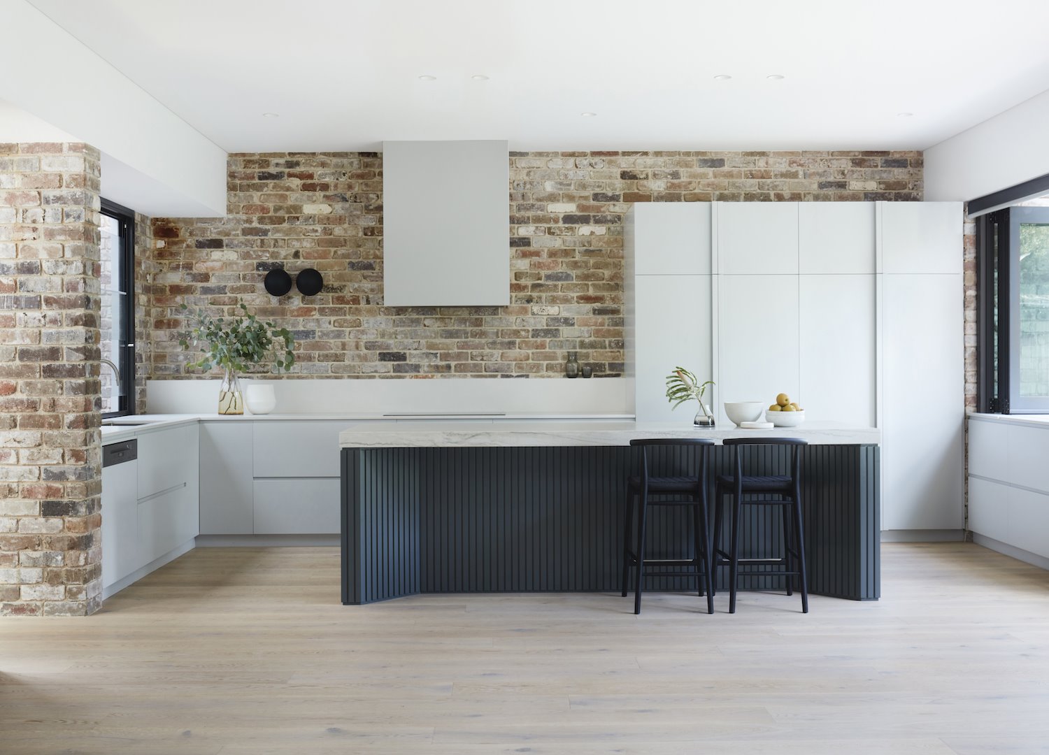 Casa moderna con paredes de ladrillo en Australia cocina