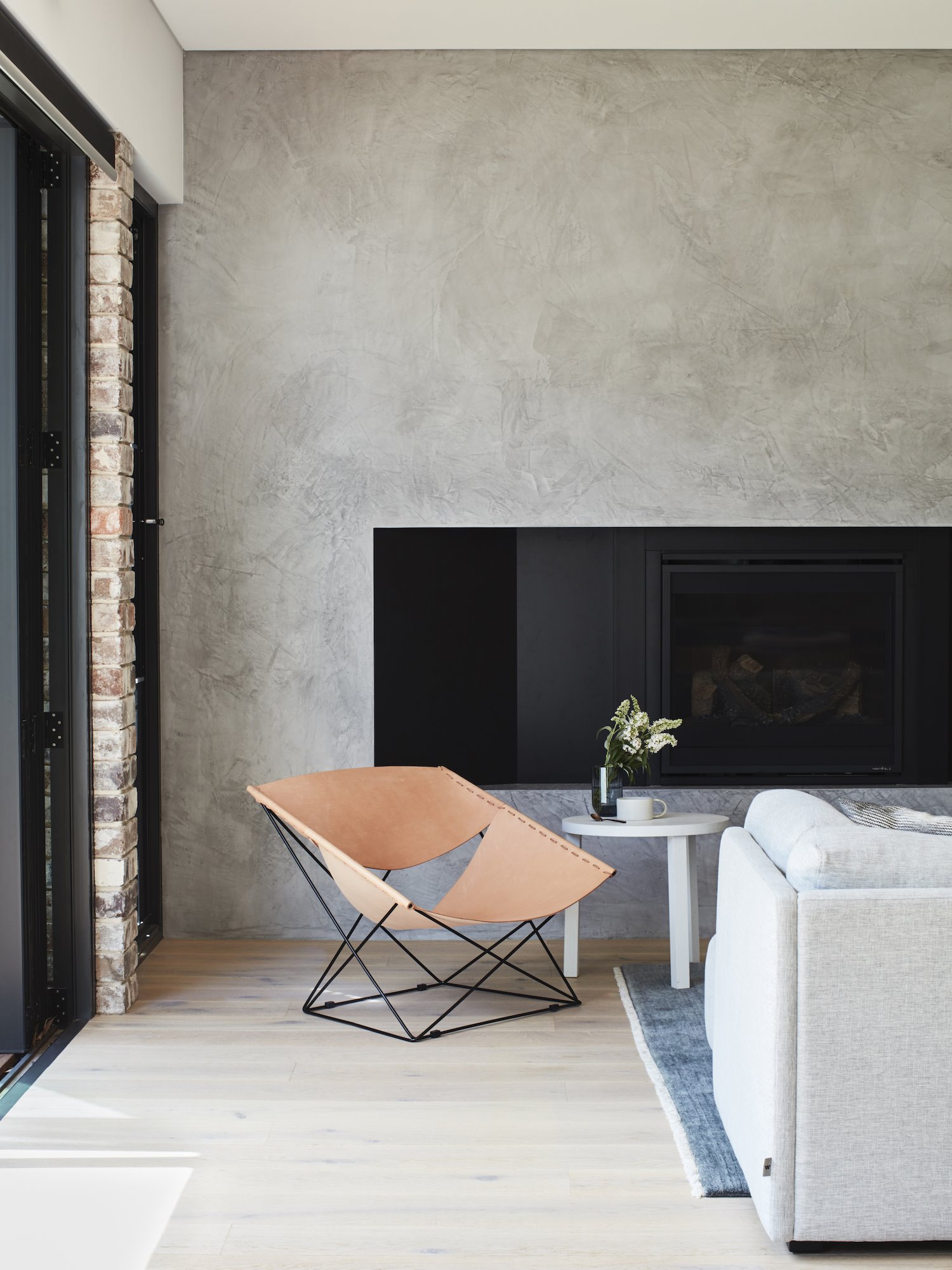 Casa moderna con paredes de ladrillo en Australia salon con chimenea
