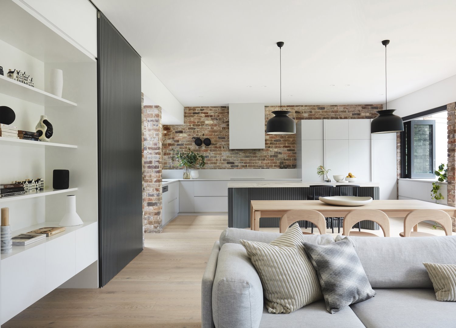 Casa moderna con paredes de ladrillo en Australia salon con sofa gris