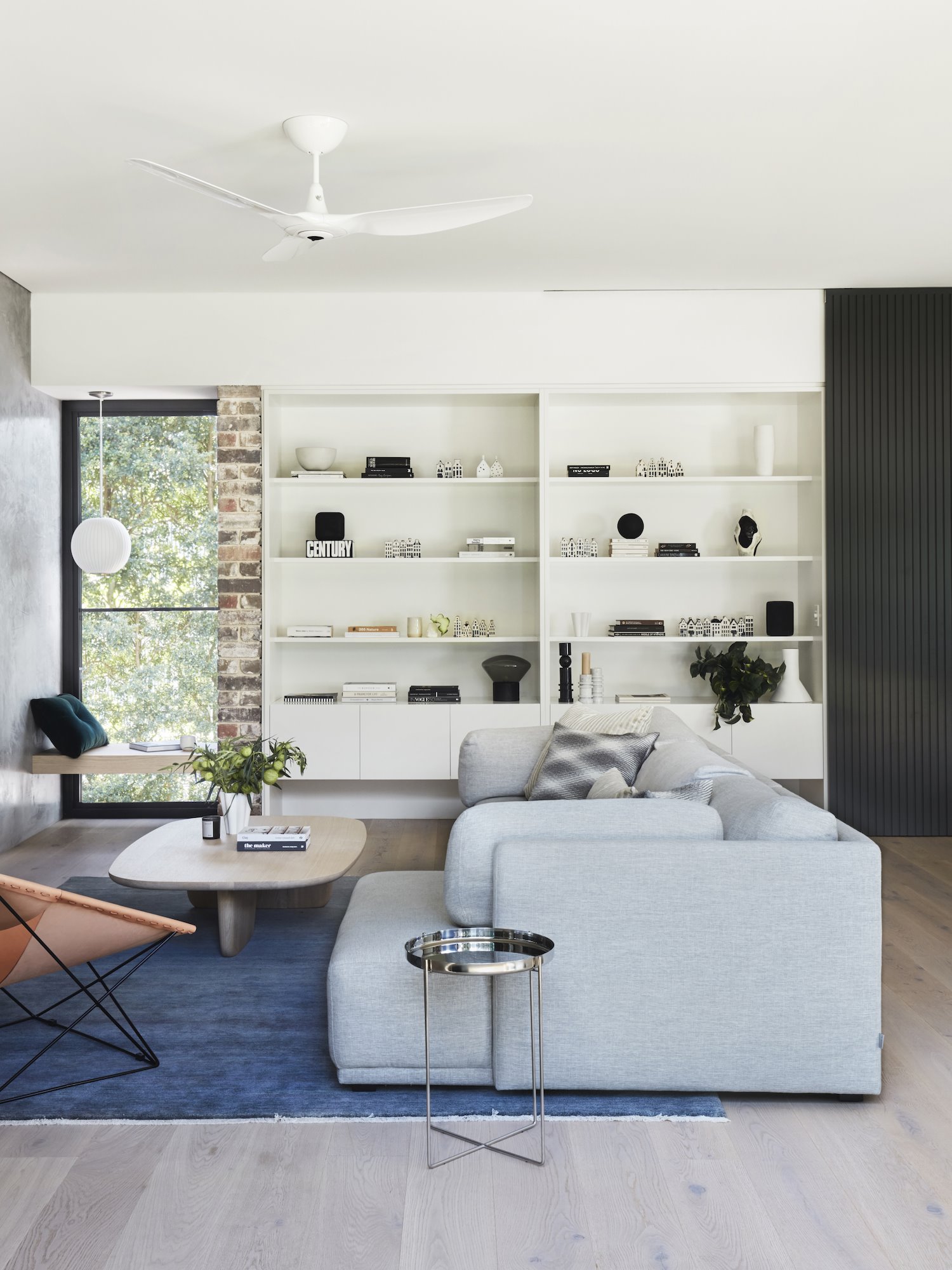 Casa moderna con paredes de ladrillo en Australia salon con ventilador