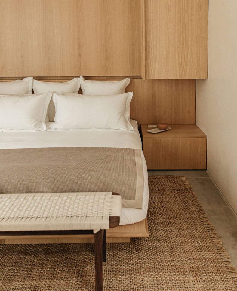 Casa Octavia hotel boutique en MExico condesa dormitorio con banco a los pies de la cama