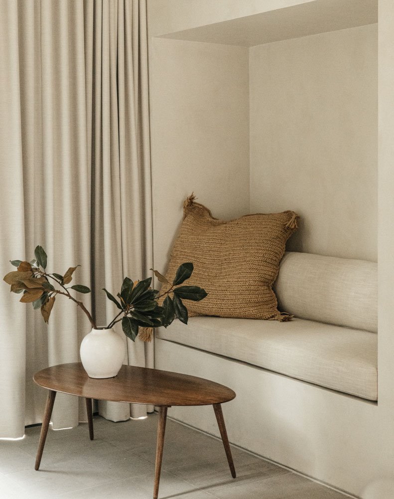 Casa Octavia hotel boutique en MExico condesa sofa hecho a medida con mesilla