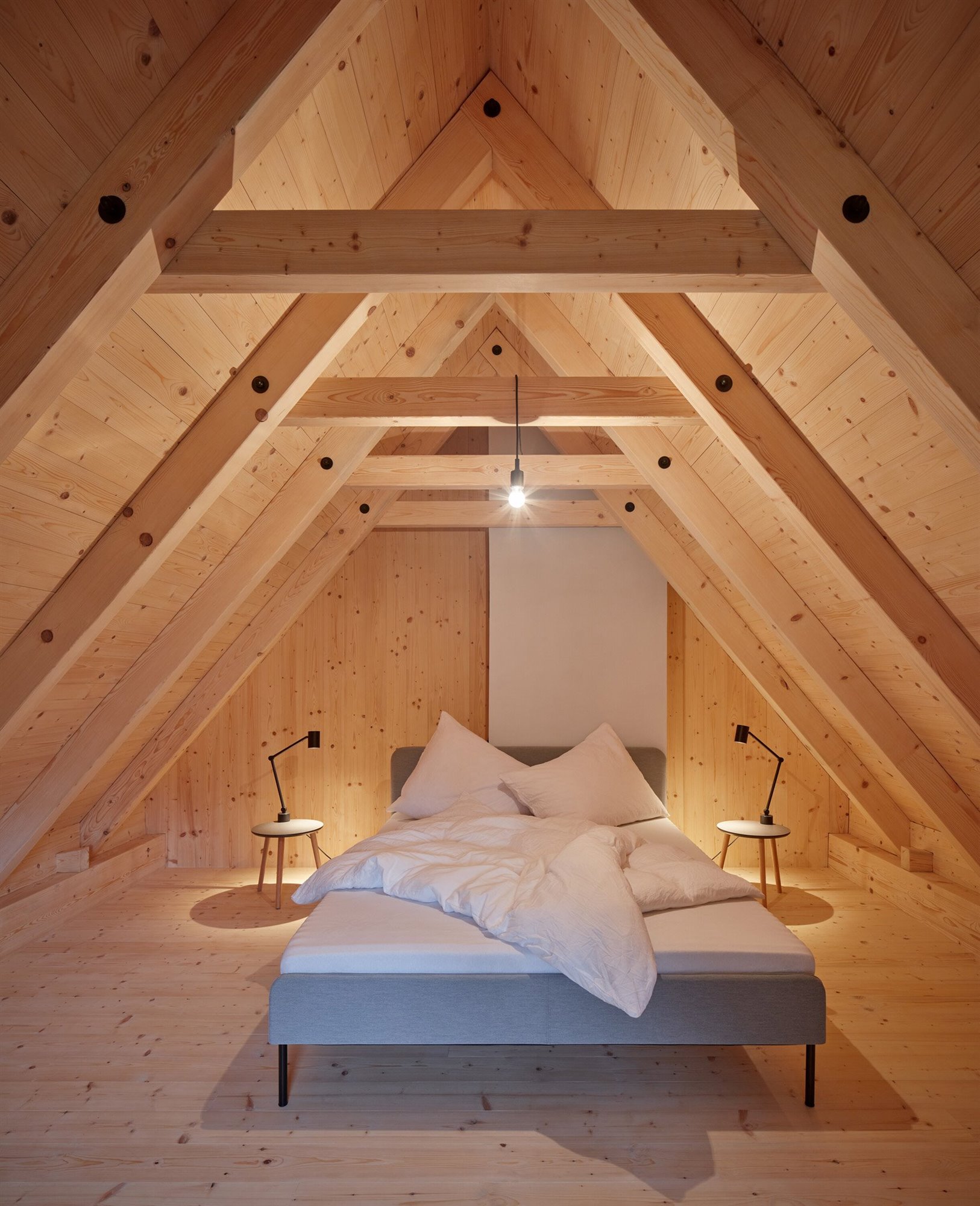 Casita de madera negra en el bosque dormitorio