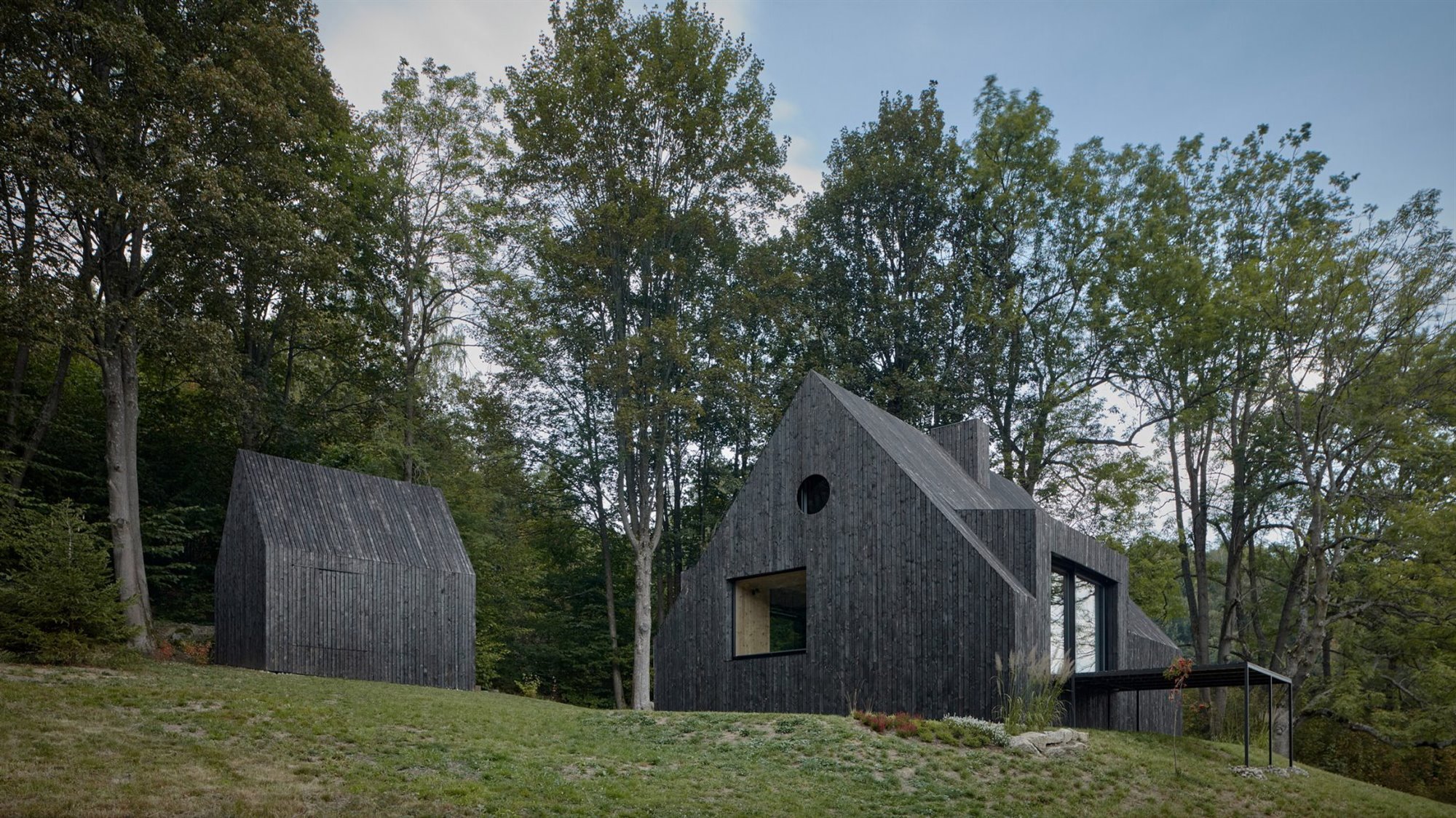 Casitas de madera negra en el bosque