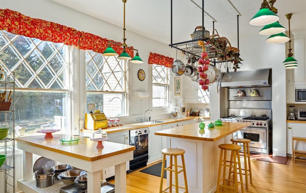 cocina con isla casa john travolta. realtor