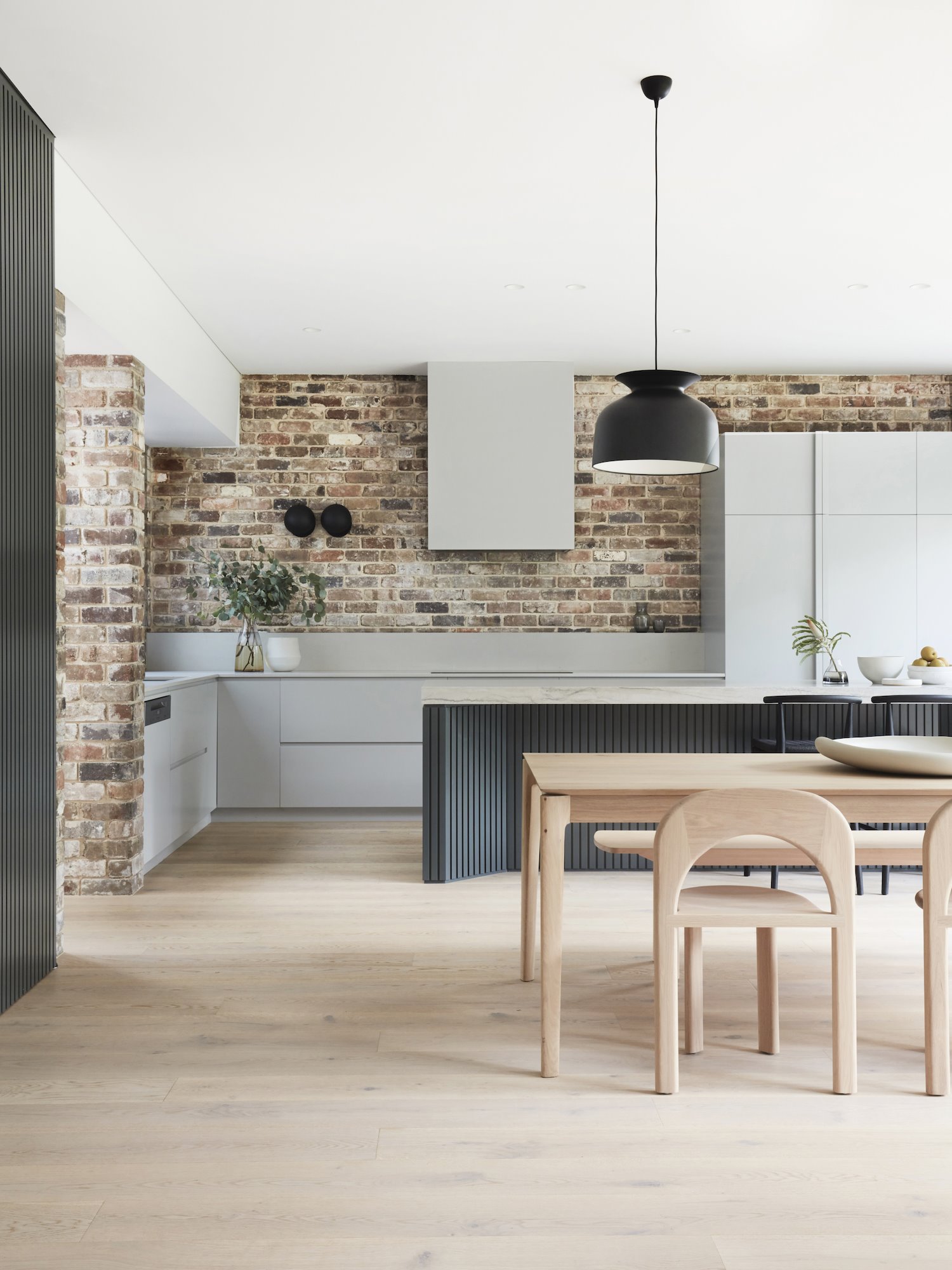 est-livingCasa moderna con paredes de ladrillo en Australia cocina de ladrillo