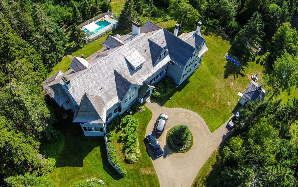 exterior casa john travolta. realtor