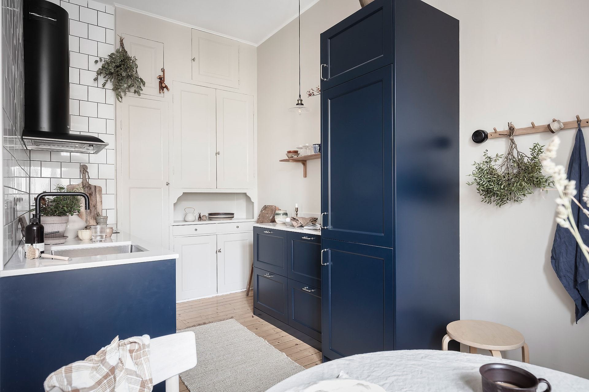 Piso en Estocolmo cocina con muebles azules