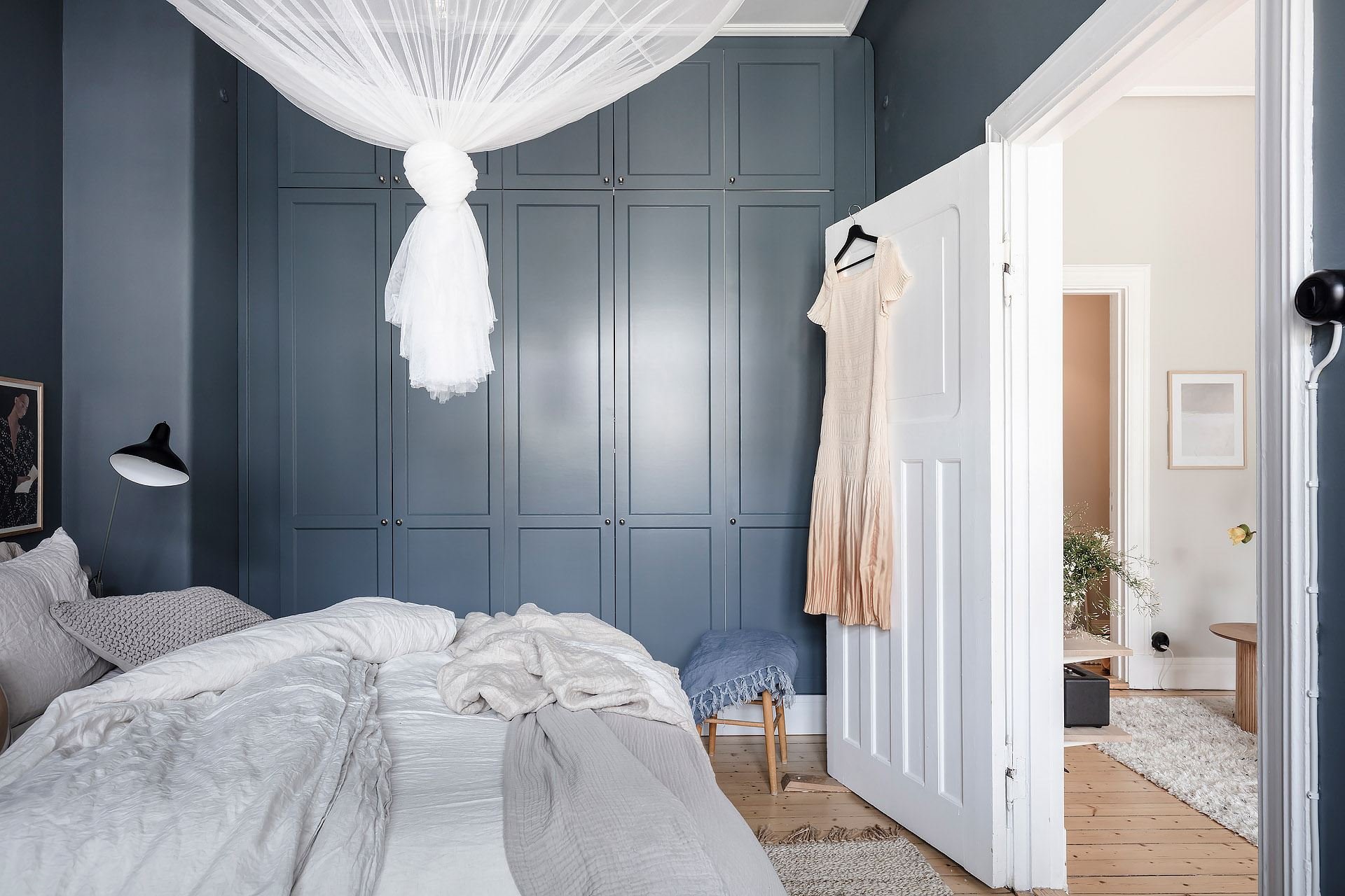 Piso en Estocolmo dormitorio con armarios hechos a medida en color azul