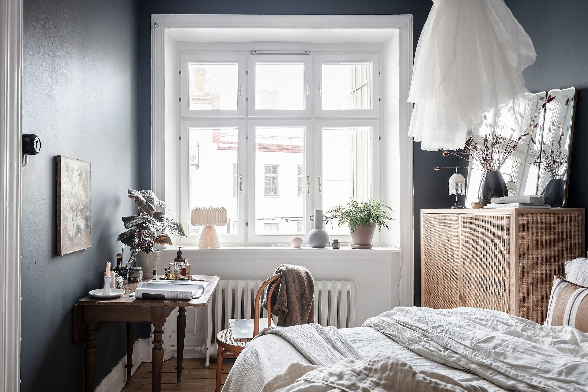 Piso en Estocolmo dormitorio con dosel y paredes en color azul