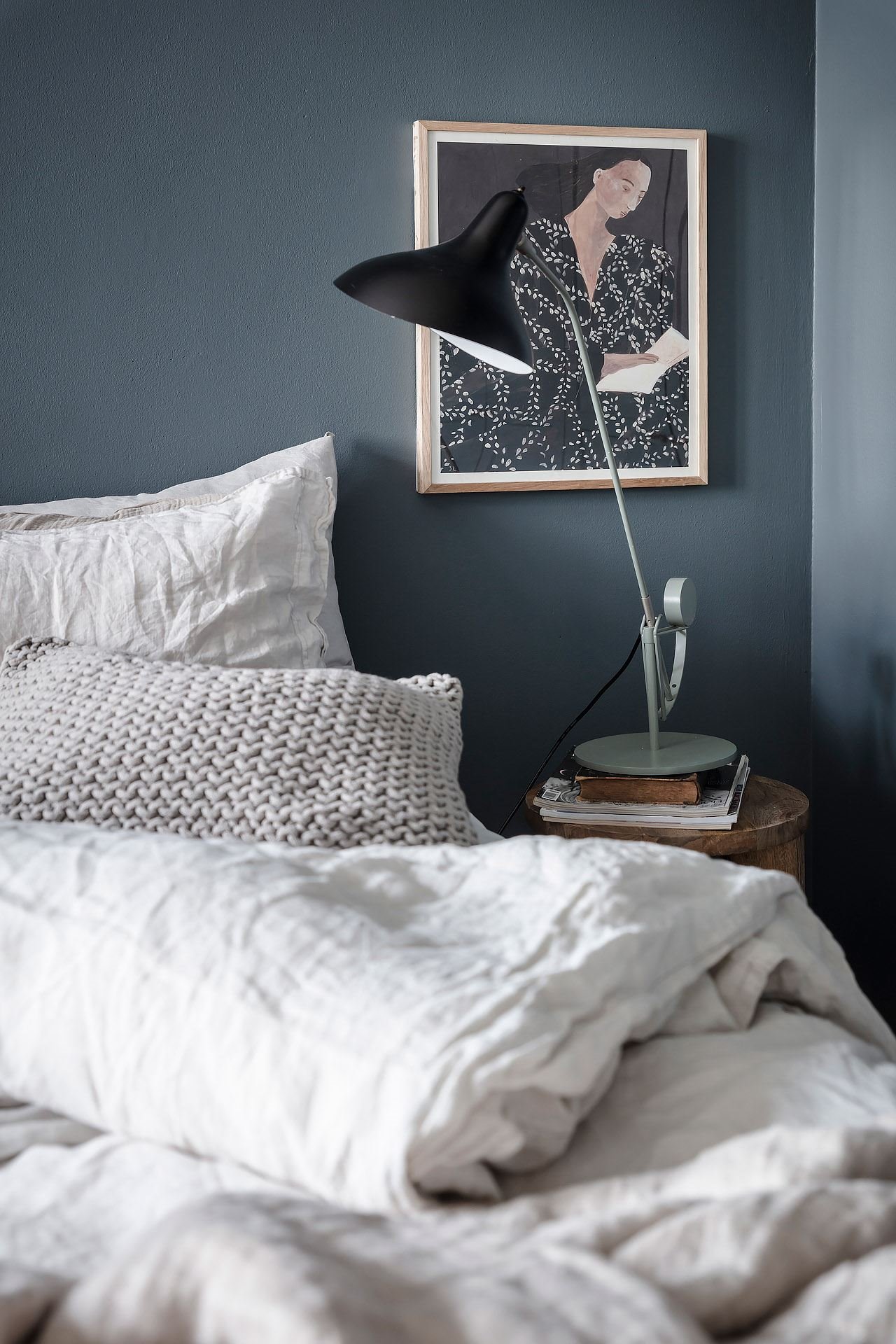 Piso en Estocolmo dormitorio en color azul cama con sabanas de lino
