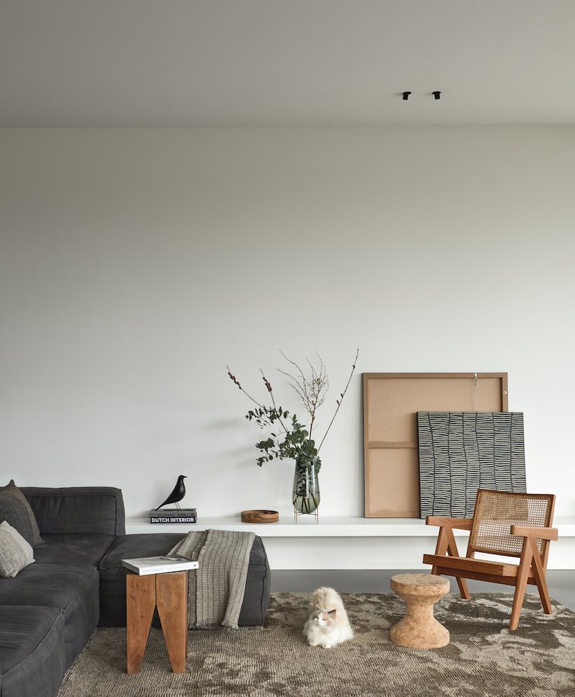 salon con butaca de madera y sofa con chaise longue gris oscuro