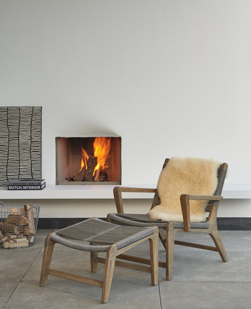 salon con chimenea y butaca de cuerda