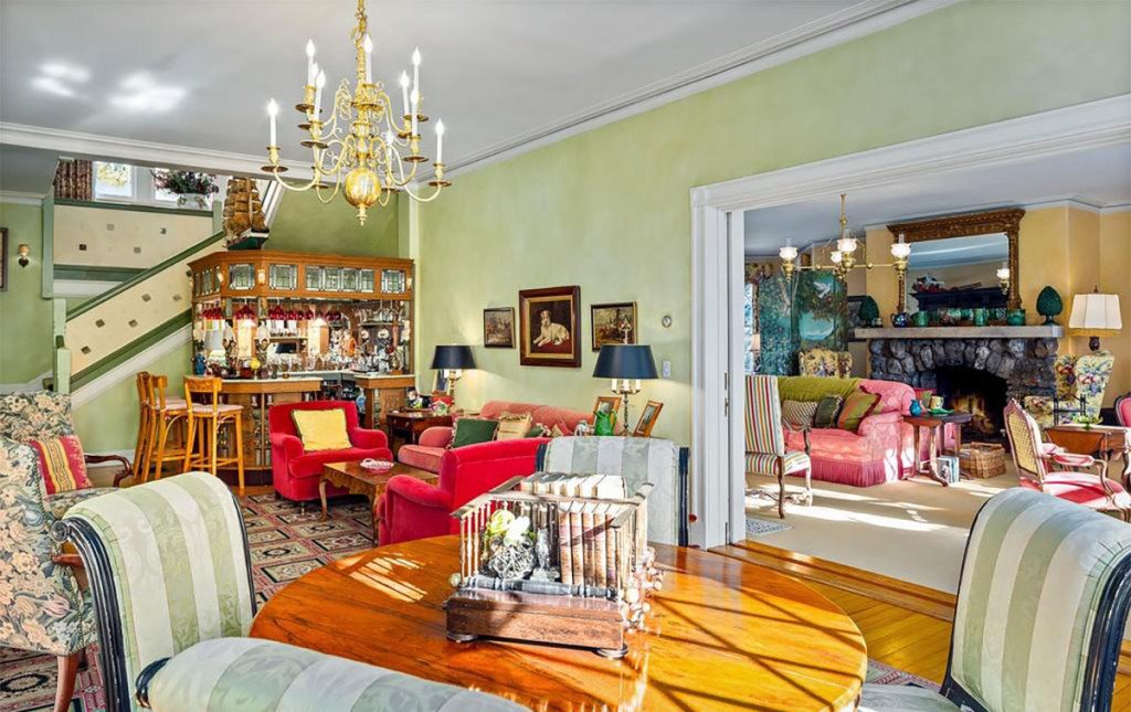 salón con mesa casa john travolta. realtor
