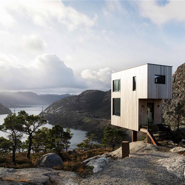 Un conjunto de preciosas casas de madera que flotan sobre los fiordos noruegos