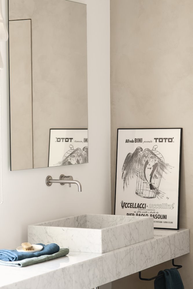 Encimera de baño con productos de cosmetica