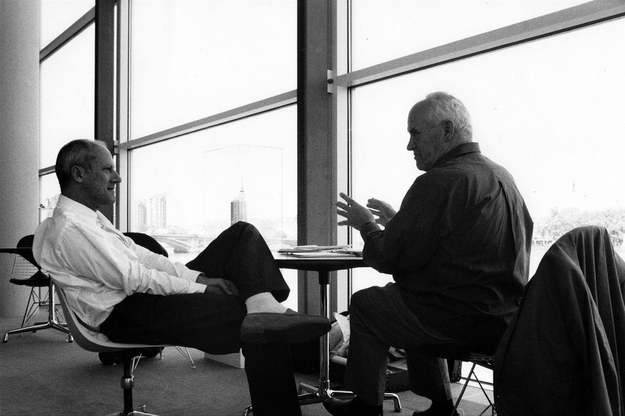Norman Foster (izquierda) y Otl Aicher en una imagen de 1990.