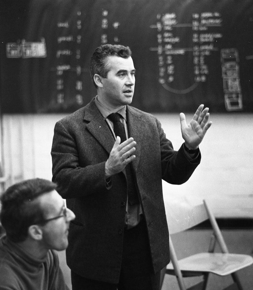 Otl Aicher impartiendo docencia en la HfG Ulm, hacia 1955.