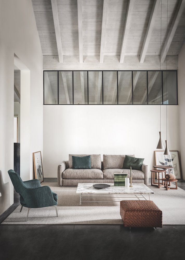 Salon de una casa moderna con sofas de Flexform