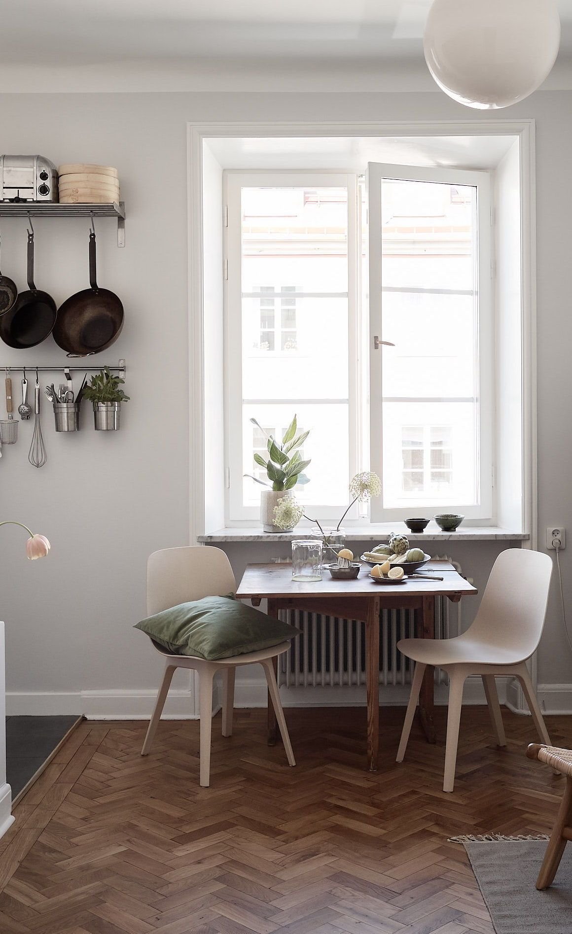 Comedor con mesa plegable y sillas de plastico