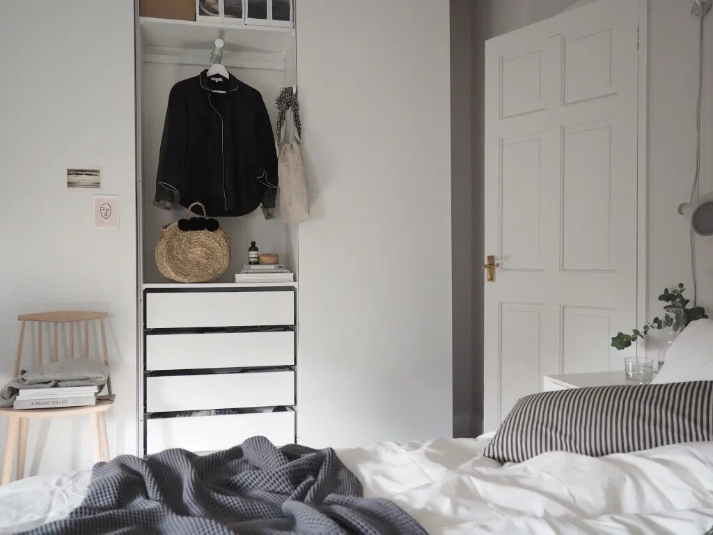 Dormitorio organizado de un piso moderno. Con un patrón