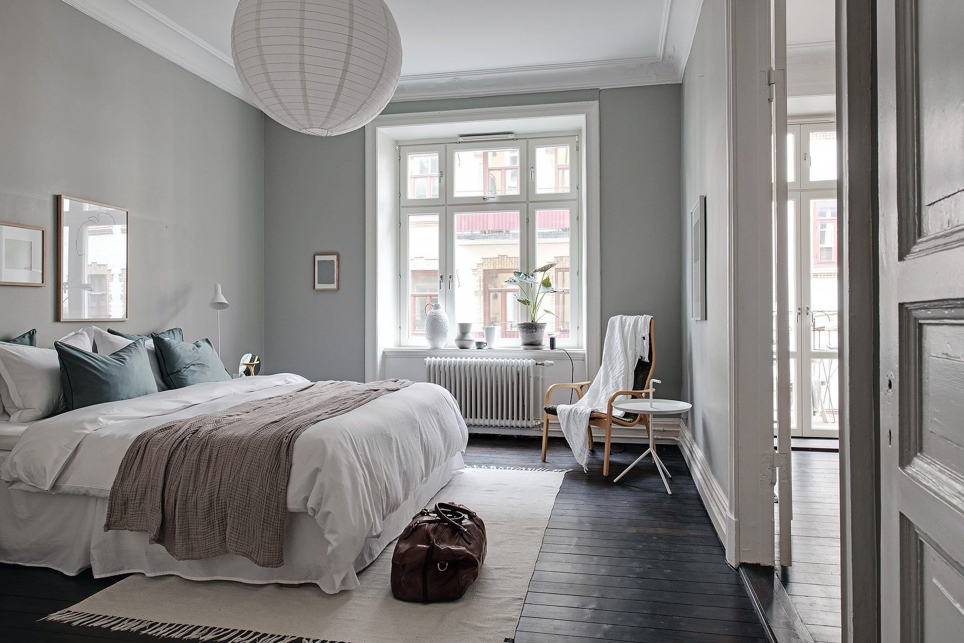 Dormitorio moderno con una alfombra blanca