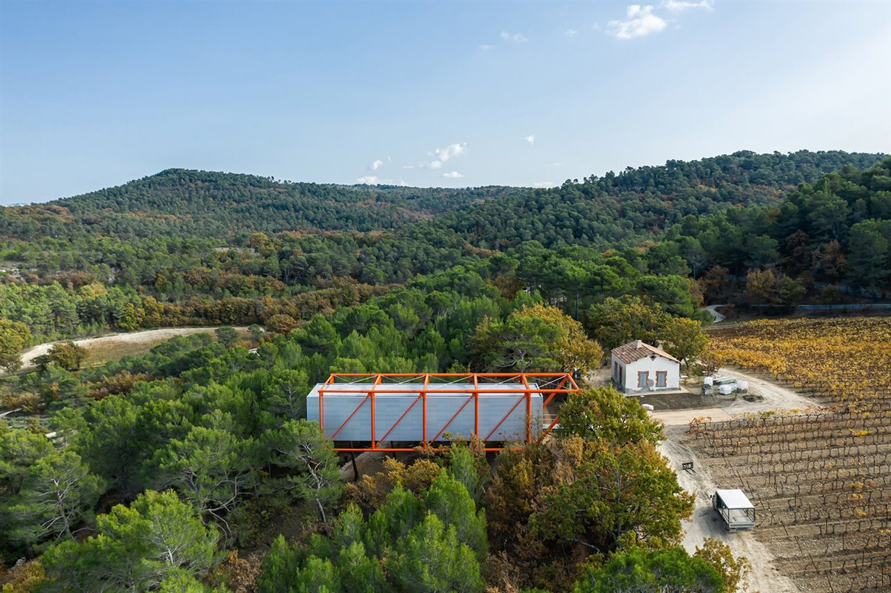 El edificio procura no alterar la belleza serena del paisaje mediterráneo.