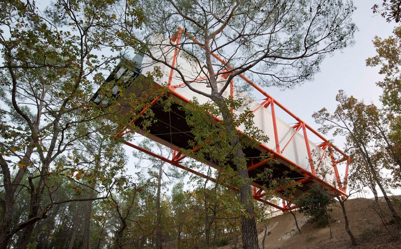 El pabellón se proyecta 27 metros sobre la ladera de una colina apoyándose en el terreno solo sobre cuatro puntos.