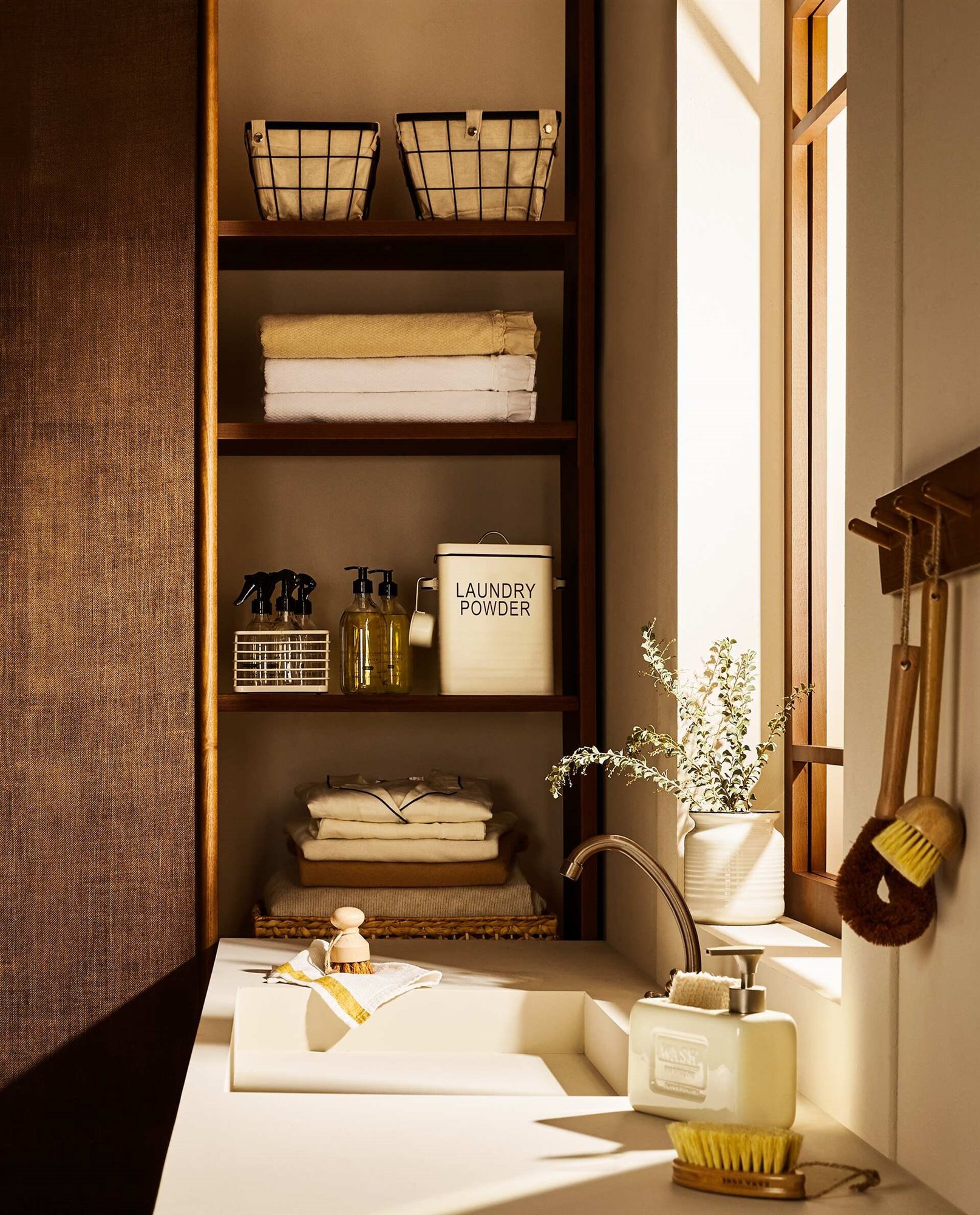 Accesorios de limpieza de zara home. Las herramientas, a mano