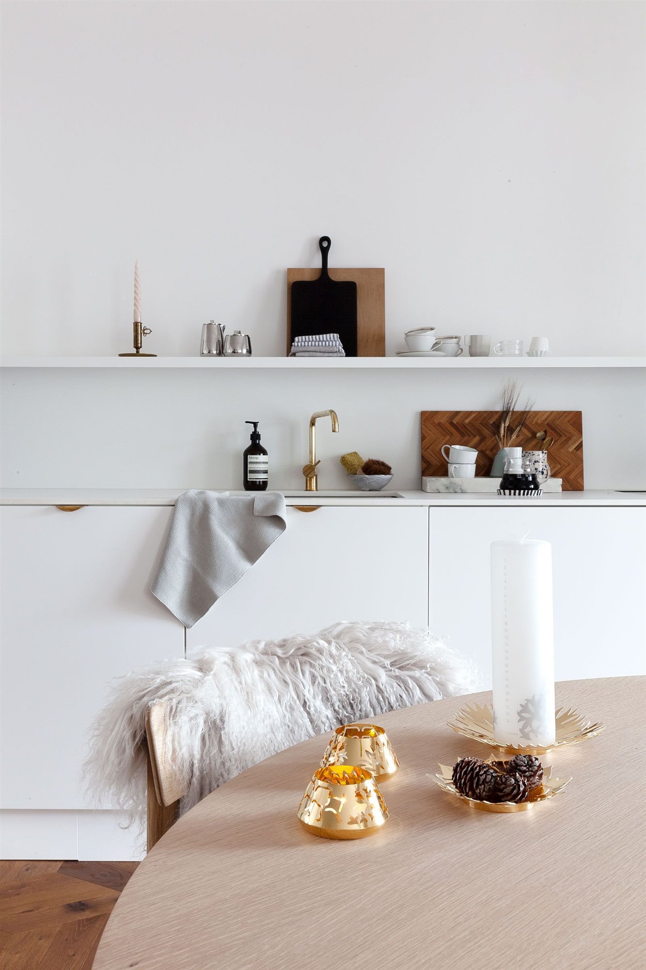 Cocina comedor con estanterias todo en orden. Un sitio para cada cosa