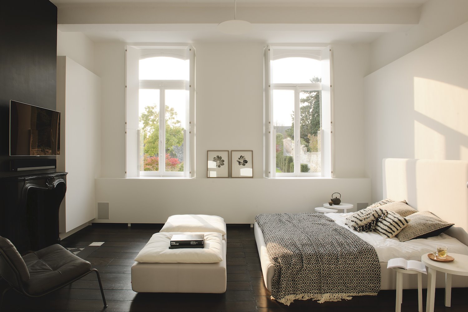 Dormitorio moderno con ventanas y chimenea