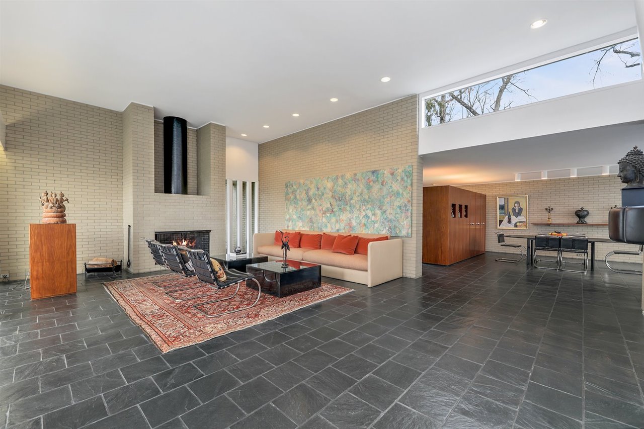 La zona de día es un espacio diáfano e iluminado por claraboyas. Las sillas del salón y el comedor son las MR, diseño de Mies van der Rohe, editadas por Knoll.