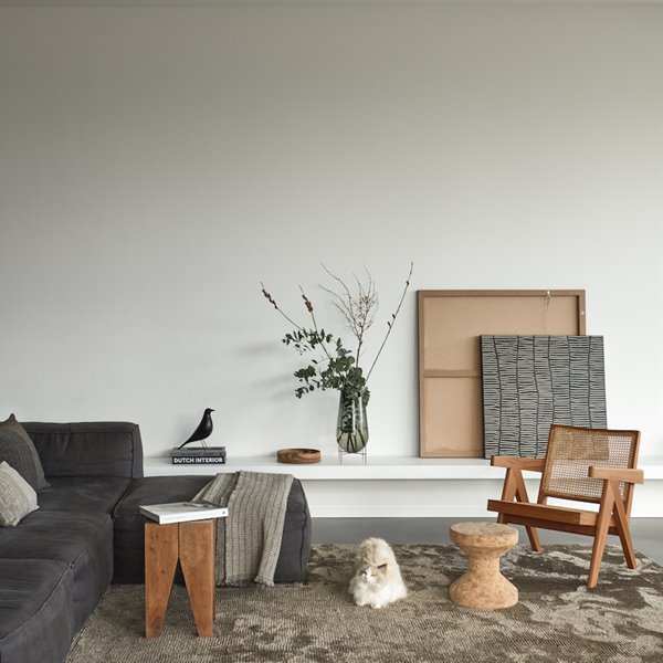 salon con butaca de madera y sofa con chaise longue gris oscuro