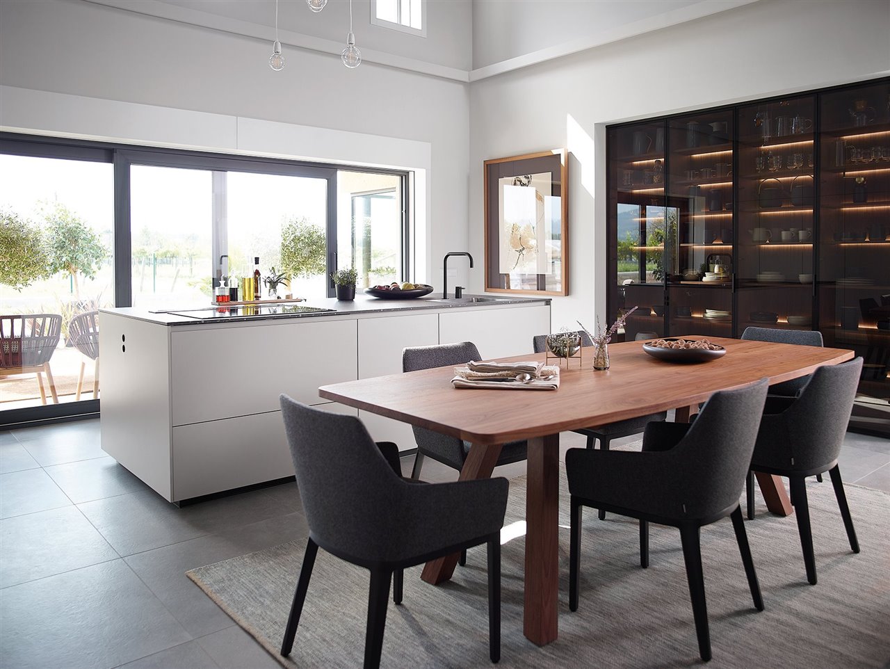 En este proyecto, amueblado con la línea Living de Santos, la cocina se abre a otros ambientes sin perder ni un ápice de coherencia y homogeneidad. 