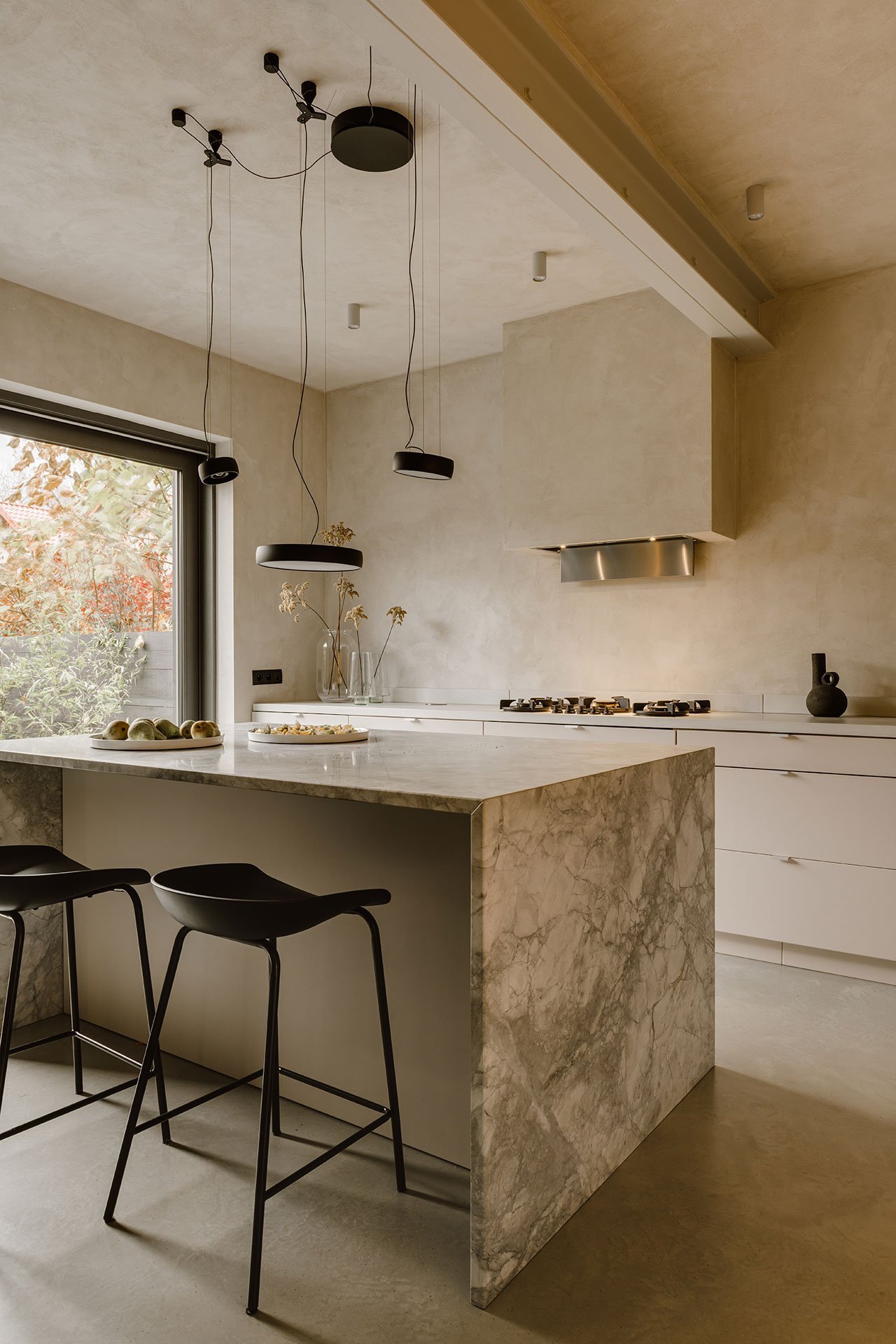 Casa en Polonia con interiores en color ocre y mucha artesania cocina con isla de piedra