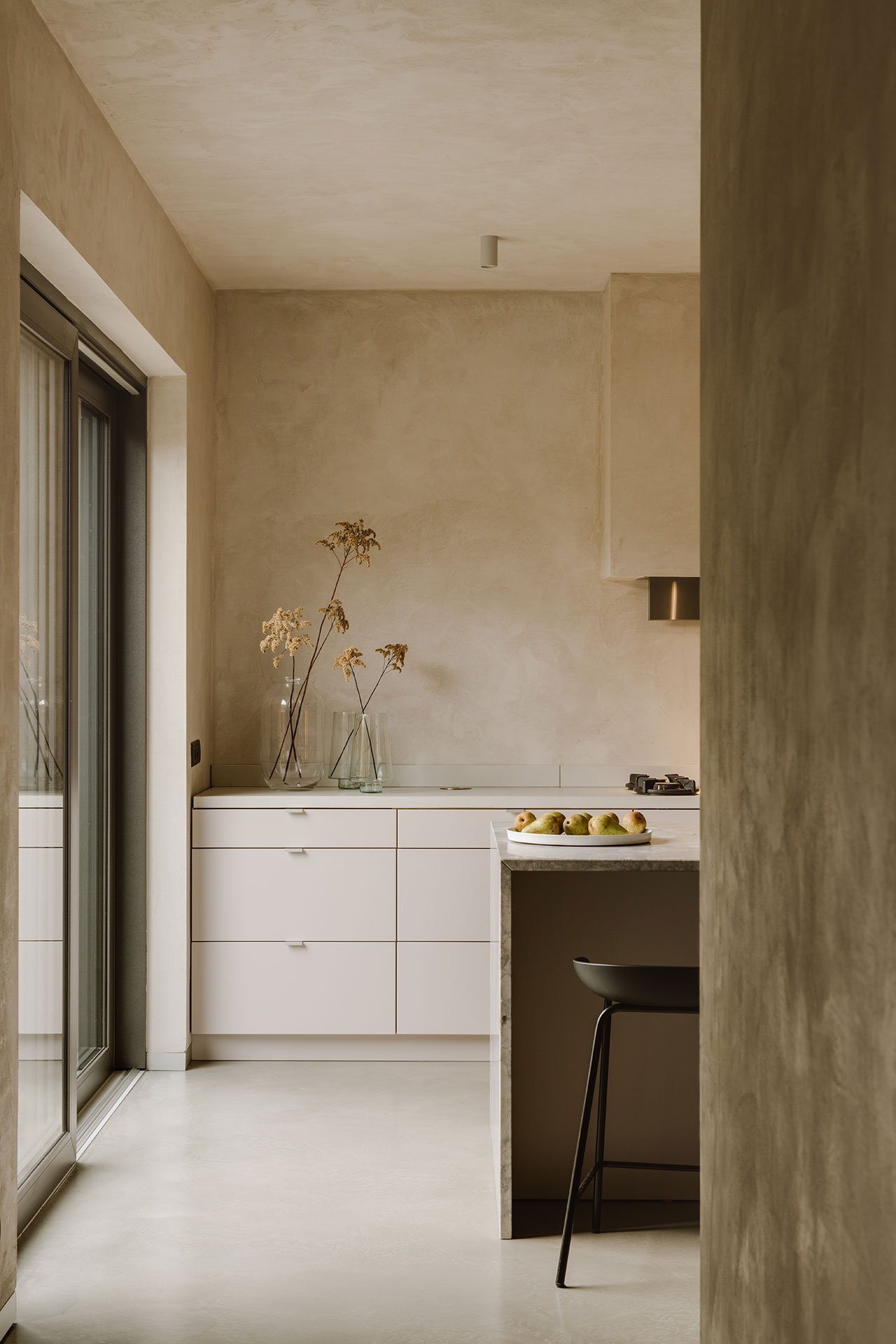 Casa en Polonia con interiores en color ocre y mucha artesania cocina