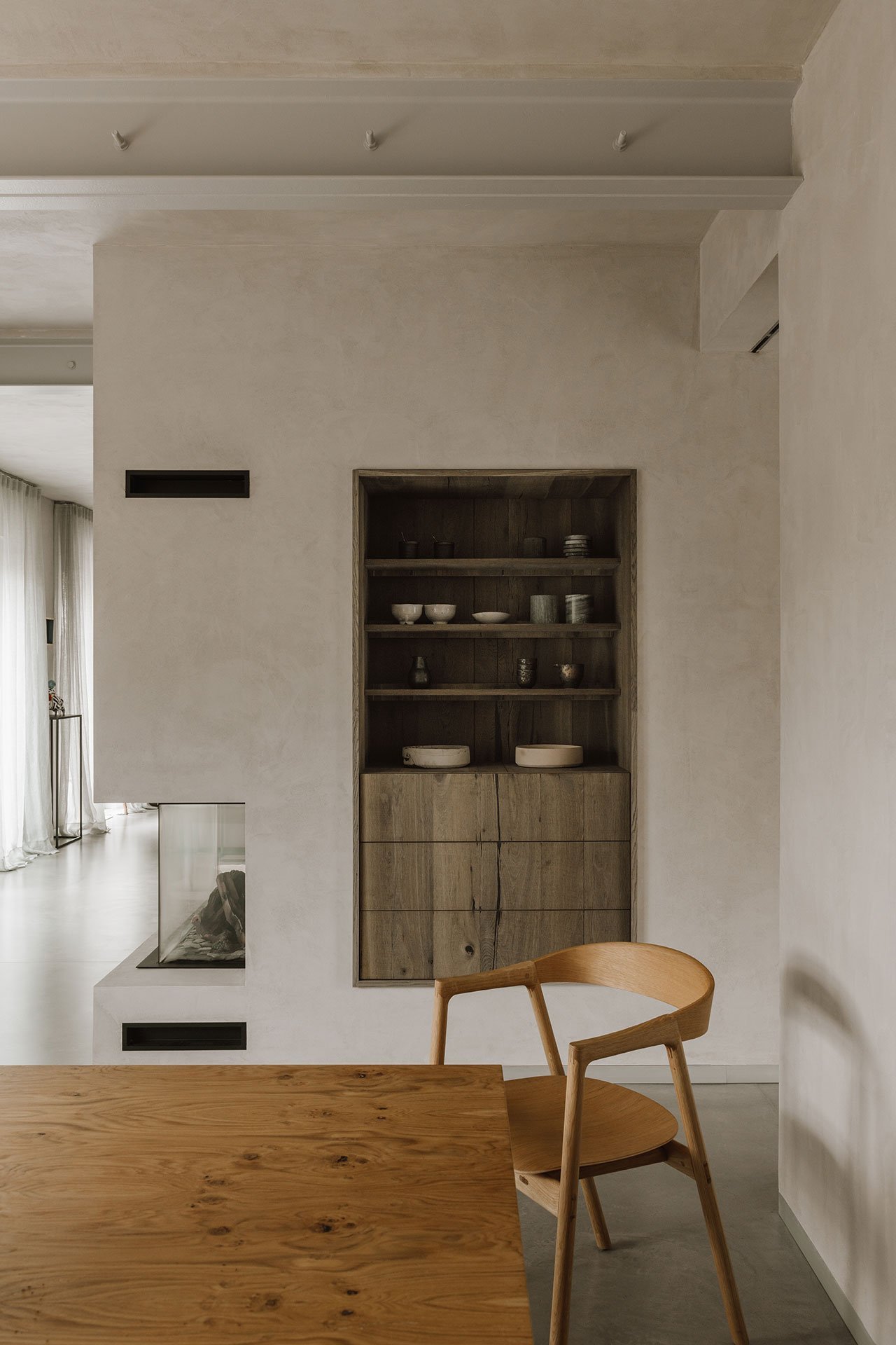 Casa en Polonia con interiores en color ocre y mucha artesania comedor con estanteria de obra